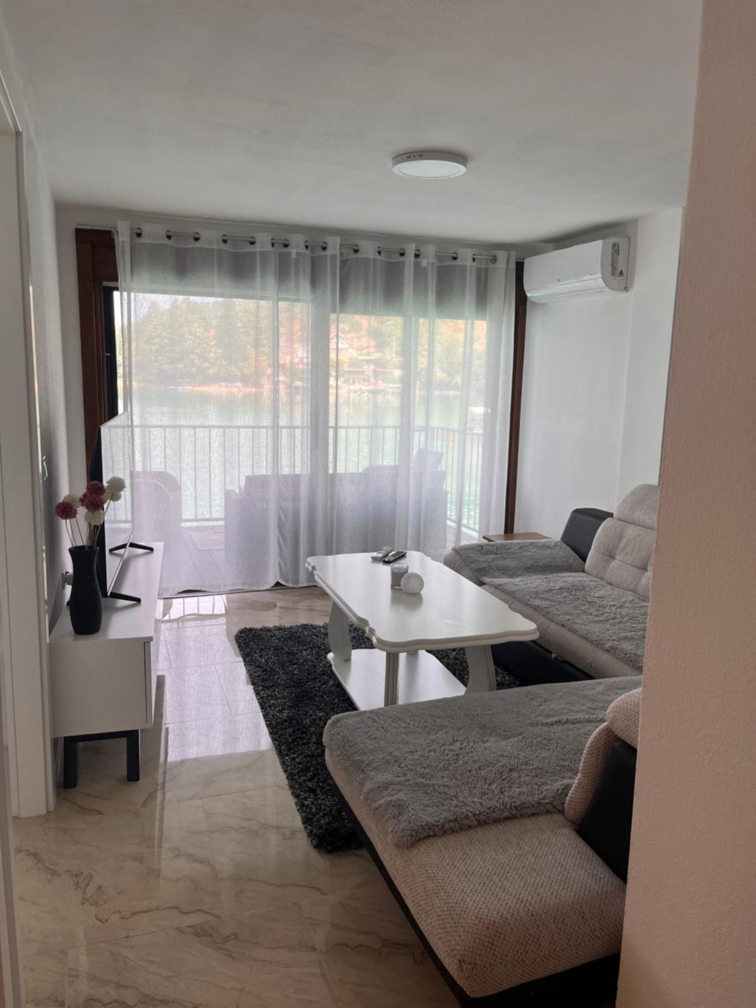 Apartment Em *